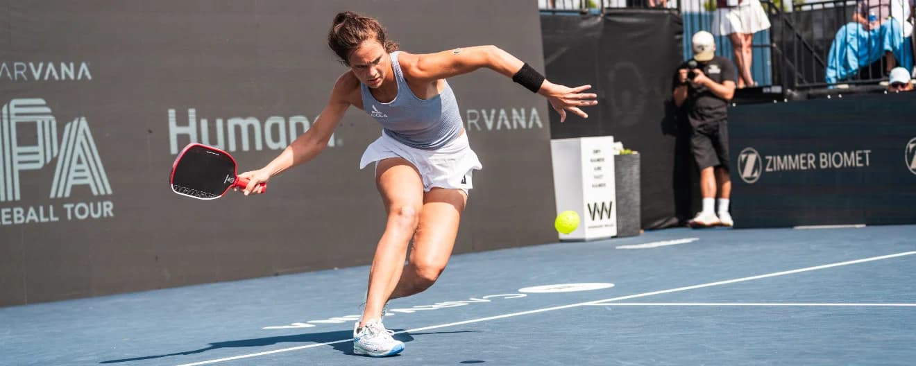 Lea Jansen hitting a pickleball forehand.